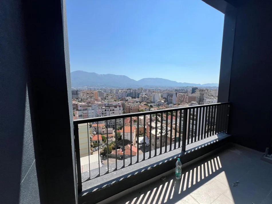 Tirane, shitet apartament 3+1+Ballkon Kati 13, 133 m² 399.000 € (Rruga e Barrikadave)