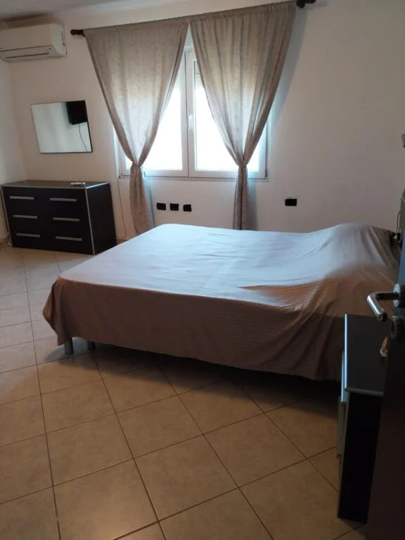 jepet me qera , 800 €