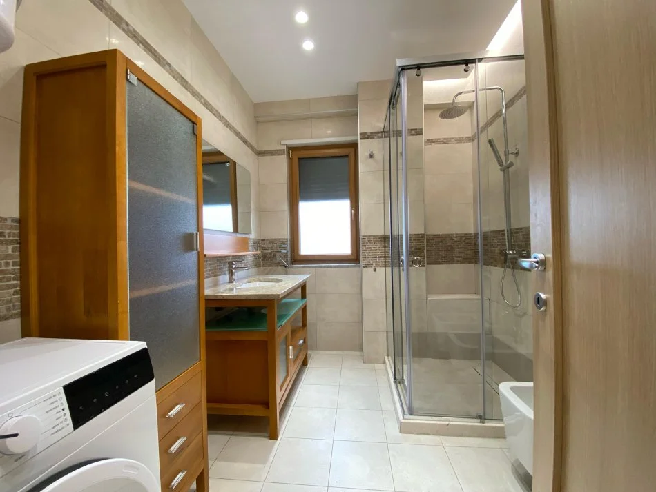 Tirane, jepet me qera apartament 2+1+Ballkon Kati 8, 1.700 € (prane Kryeministrise)