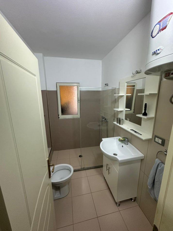 Tirane, jepet me qera apartament 2+1 Kati 5, 75 m² 450 € (Porcelan)