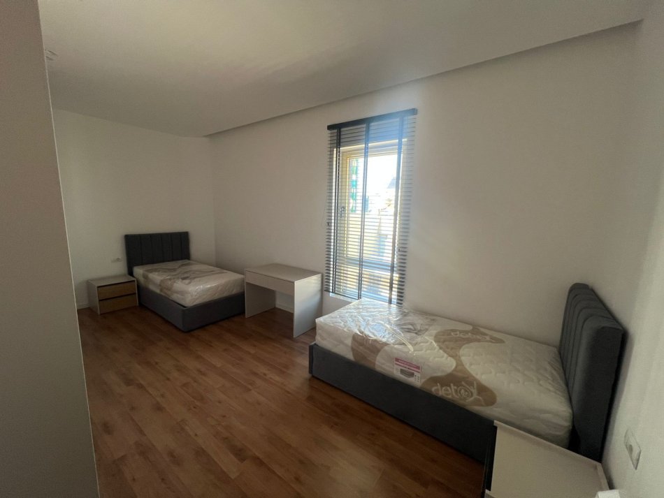 Tirane, jepet me qera apartament 3+1+Ballkon Kati 7, 134 m² 2.100 € (Rruga Faik Konica)