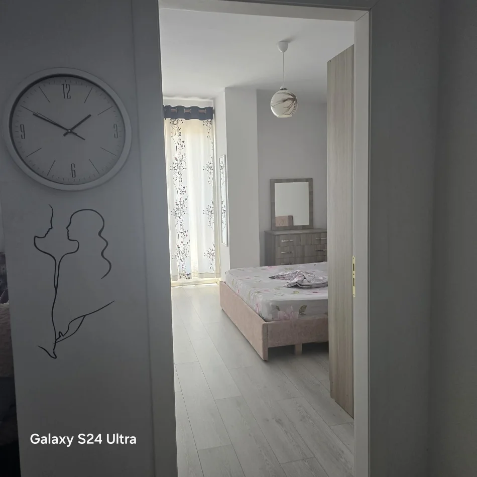 Tirane, jepet me qera apartament 1+1 Kati 2, 65 m² 40.000 Lek (Bar Sorriso ne Astir)