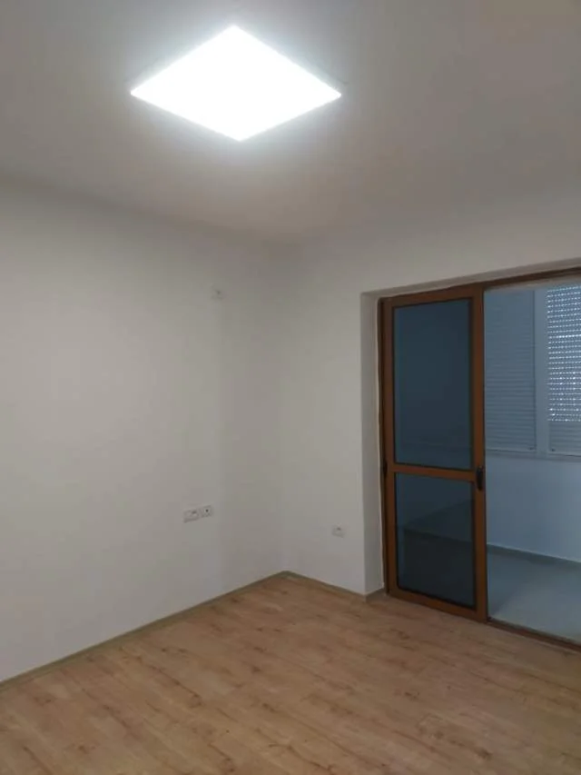Tirane, jap me qera ambjent biznesi Kati 1, 72 m² 500 Euro (Myslym Shyri)