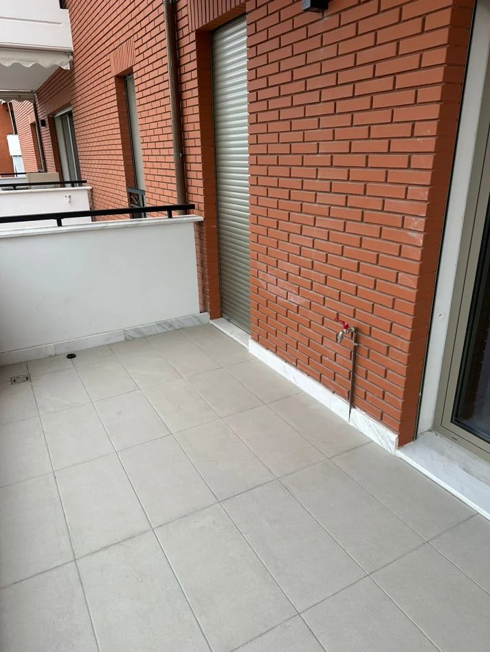 Tirane, jepet me qera apartament 2+1+Ballkon Kati 4, 100 m² 800 € (RRUGA E KAVAJES)