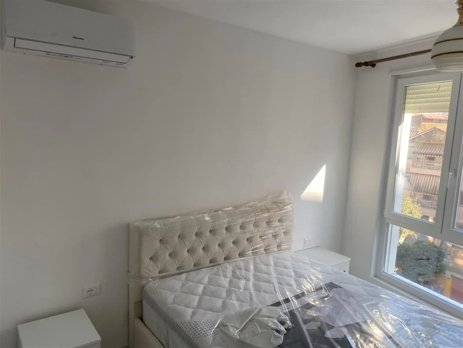 Tirane, jepet me qera apartament 1+1+Ballkon Kati 2, 70 m² 550 € (Ish Tregu Elektrik)