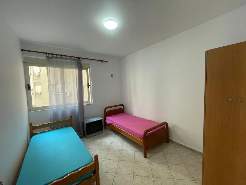 Tirane, jepet me qera apartament 3+1 Kati 2, 133 m² 450 € (Fresk)