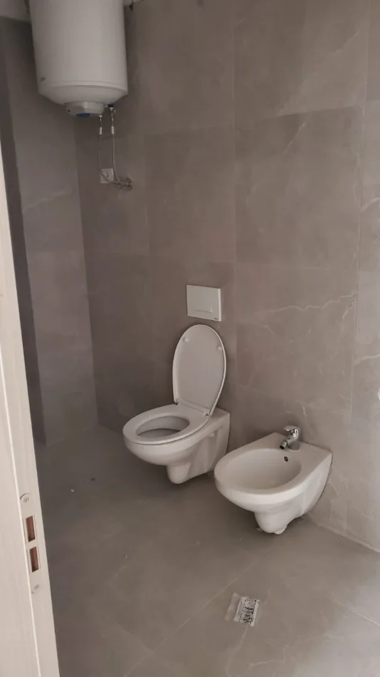 Tirane, shitet apartament 1+1+Ballkon Kati 3, 82 m² 138.000 € (Laprake)