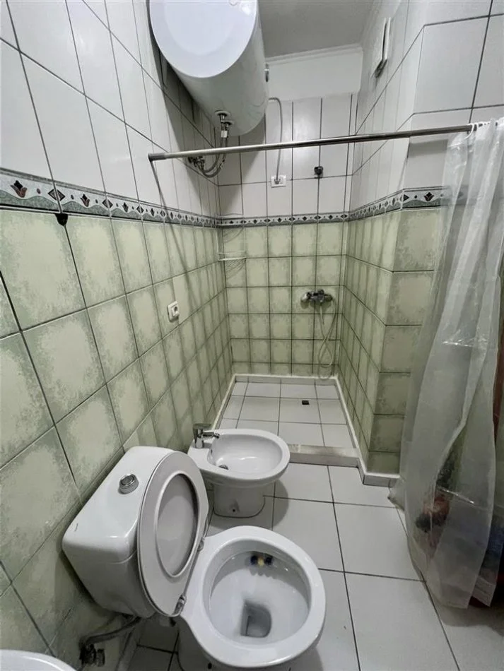 Tirane, jepet me qera apartament 2+1+Ballkon Kati 4, 98 m² 600 € (Rruga Tish Daija)