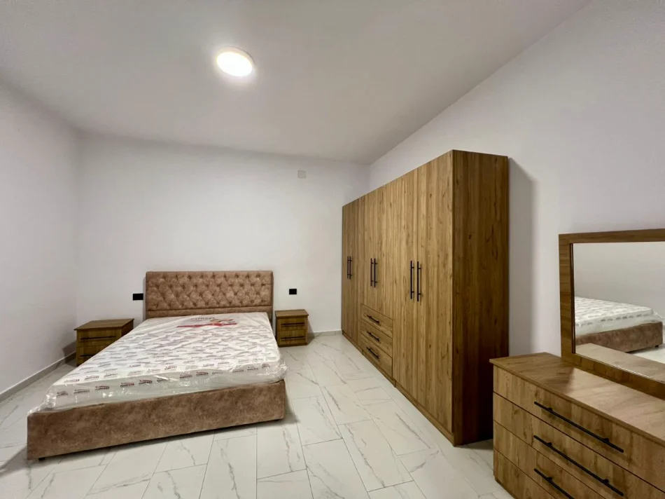 Tirane, jepet me qera apartament 1+1+Ballkon Kati 2, 55 m² 300 € (Rruga Mihal Grameno)