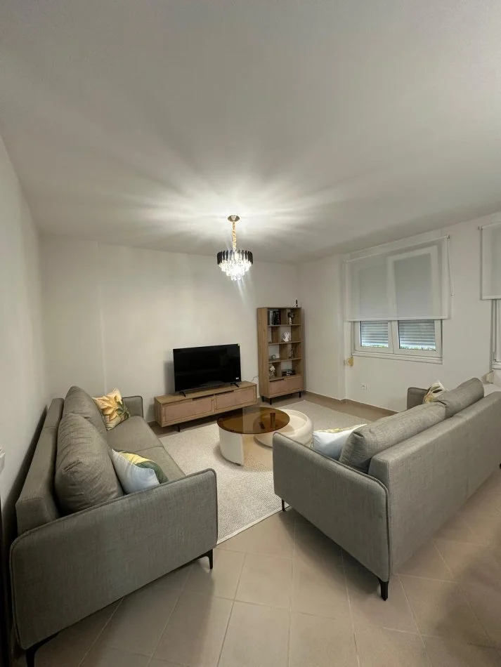 Tirane, jepet me qera apartament 2+1+Ballkon Kati 3, 100 m² 800 € (ish parku)