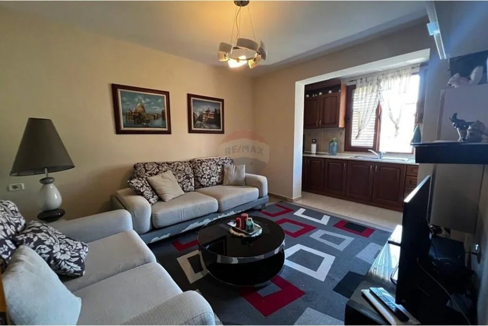 Tirane, jepet me qera apartament 2+1 Kati 4, 65 m² 450 € (Restorant Durresi)