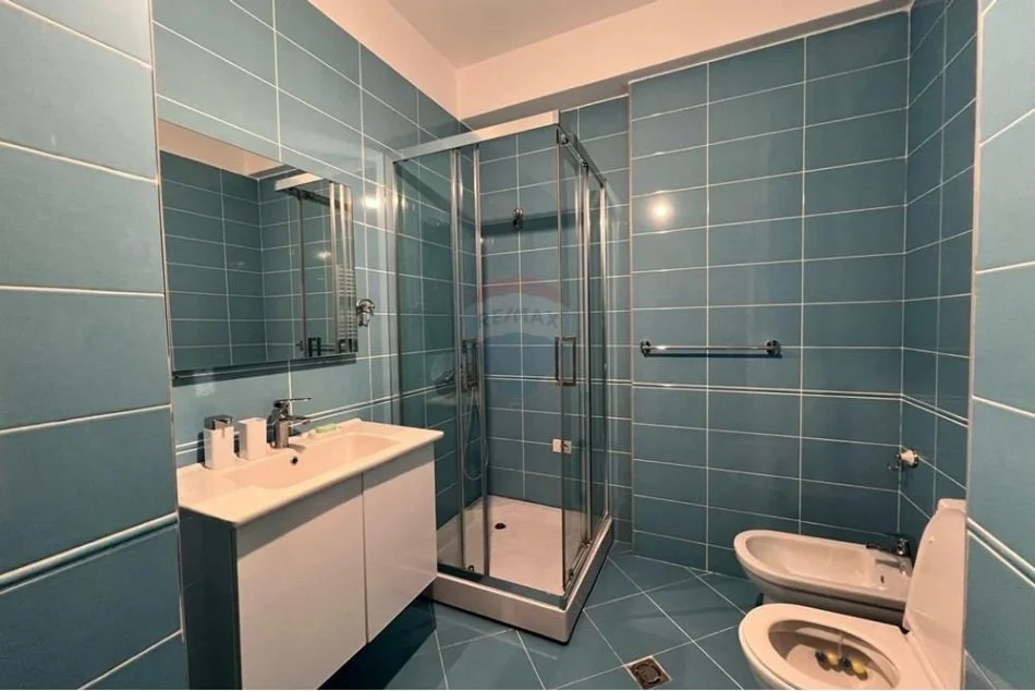 Tirane, jepet me qera apartament 1+1+Aneks+Ballkon Kati 3, 74 m² 800 € (Komuna e Parisit)