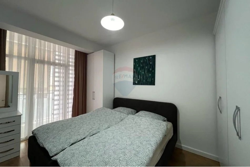 Tirane, jepet me qera apartament 1+1+Aneks+Ballkon Kati 3, 74 m² 800 € (Komuna e Parisit)