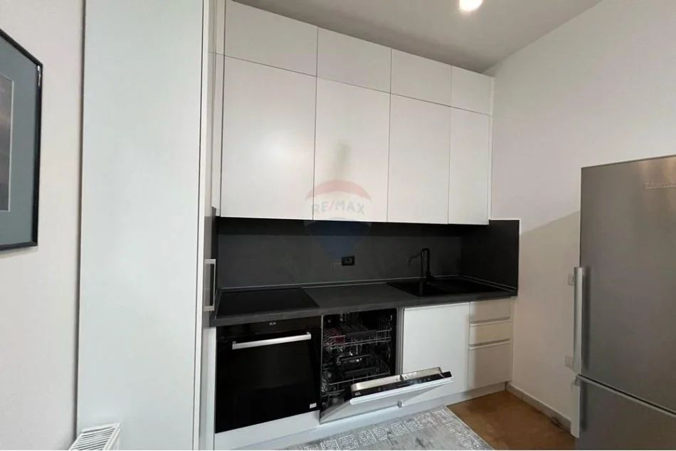 Tirane, jepet me qera apartament 1+1+Aneks+Ballkon Kati 3, 74 m² 800 € (Komuna e Parisit)