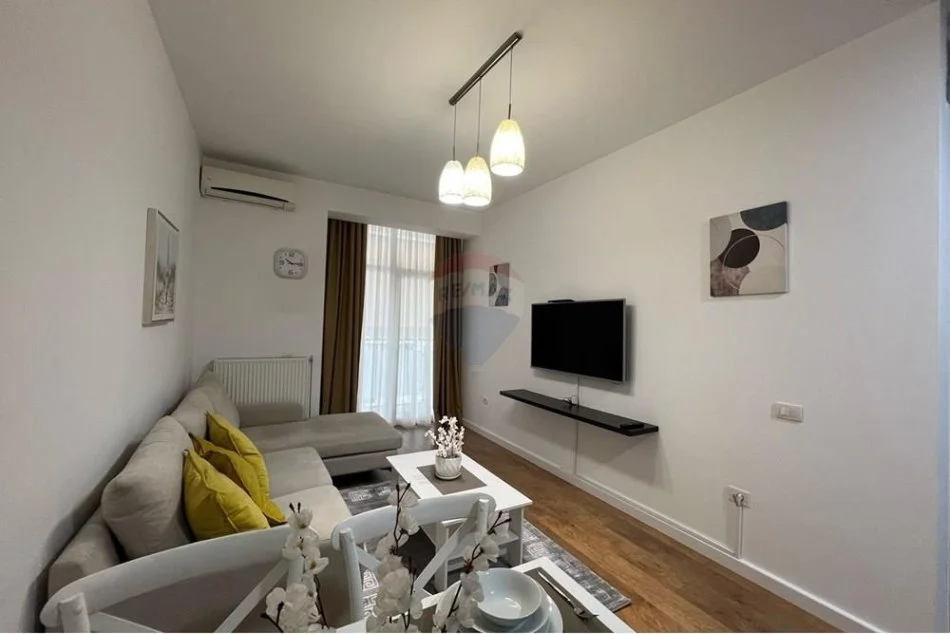 Tirane, jepet me qera apartament 1+1+Aneks+Ballkon Kati 3, 74 m² 800 € (Komuna e Parisit)