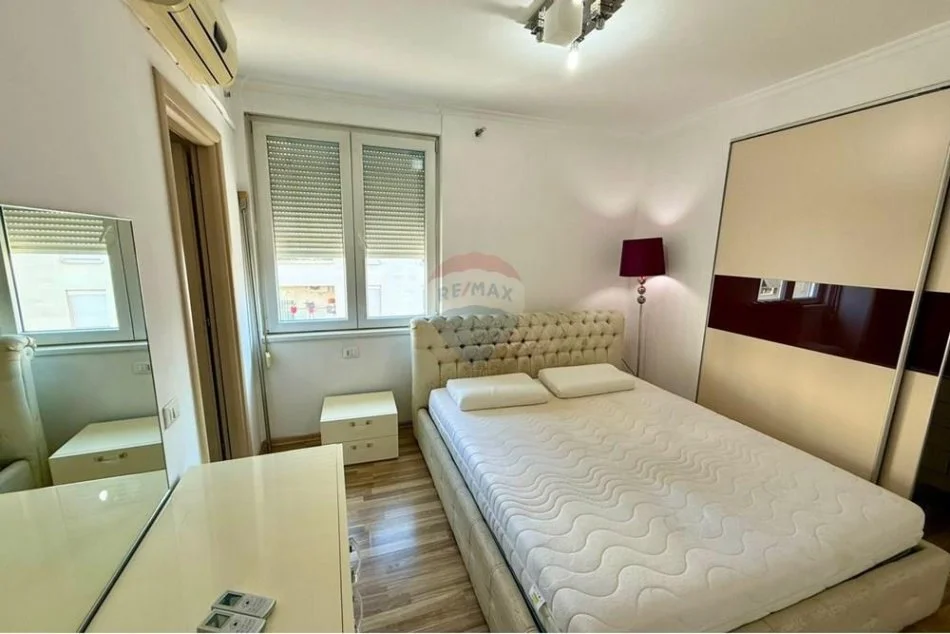 Tirane, jepet me qera apartament 2+1+Aneks+Ballkon Kati 4, 92 m² 700 € (Kompleksi Kontakt)