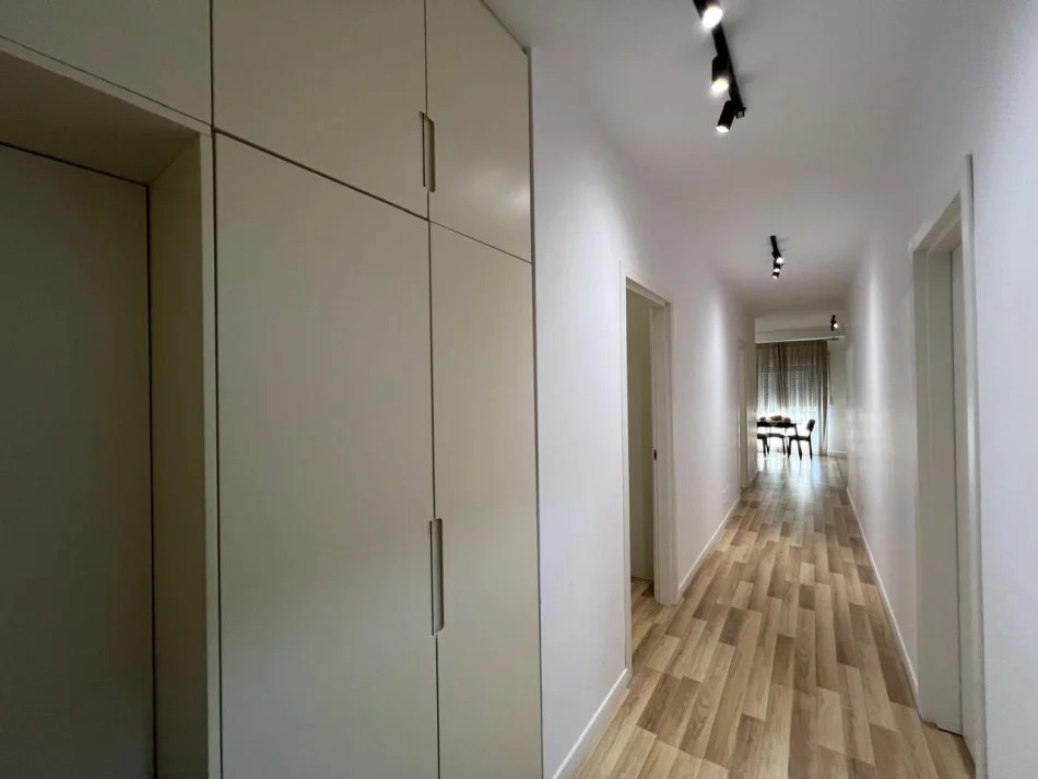 Tirane, jepet me qera apartament 2+1+Aneks+Ballkon Kati 4, 94 m² 900 € (Kompleksi Panorama)