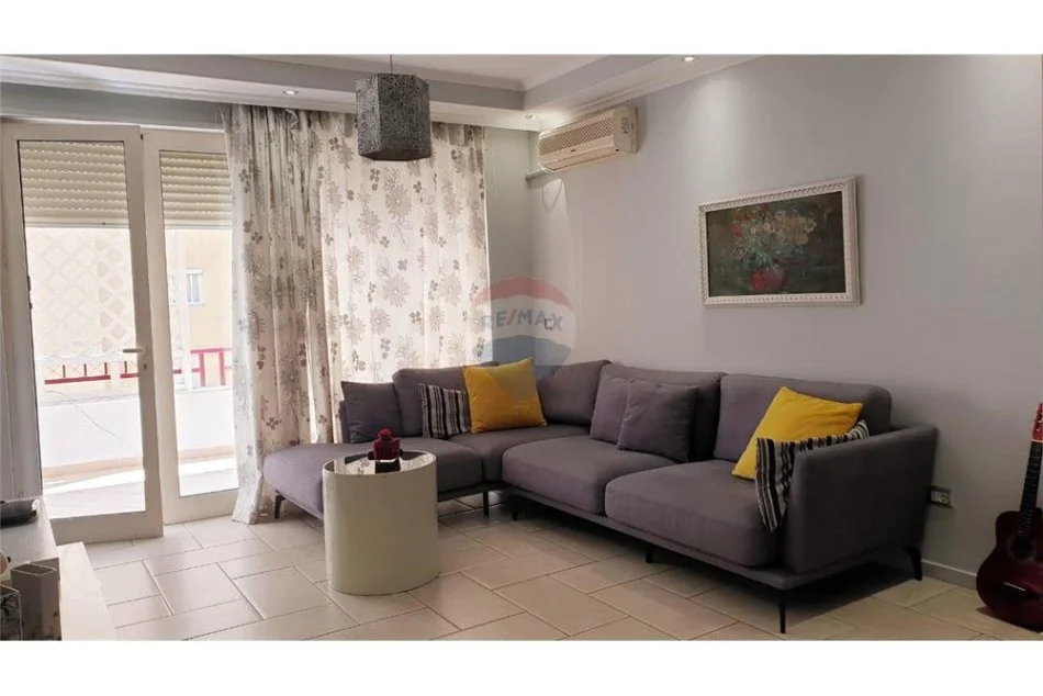 Tirane, jepet me qera apartament 2+1+Aneks+Ballkon Kati 7, 120 m² 750 € (Gjuhet e Huaja)