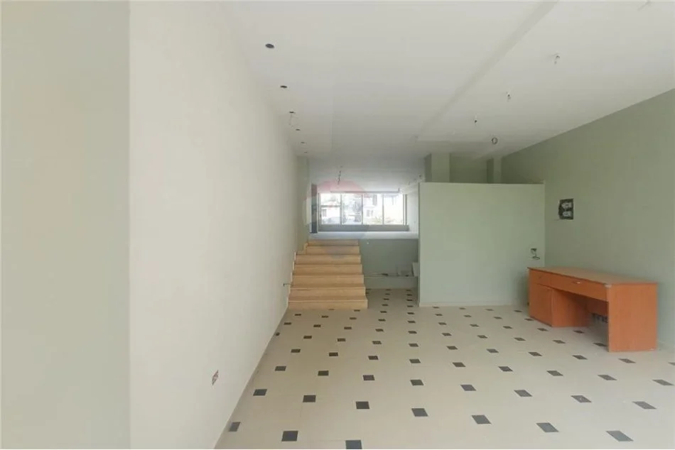 Tirane, shitet dyqan Kati 0, 71 m² 150.000 € (Astir)