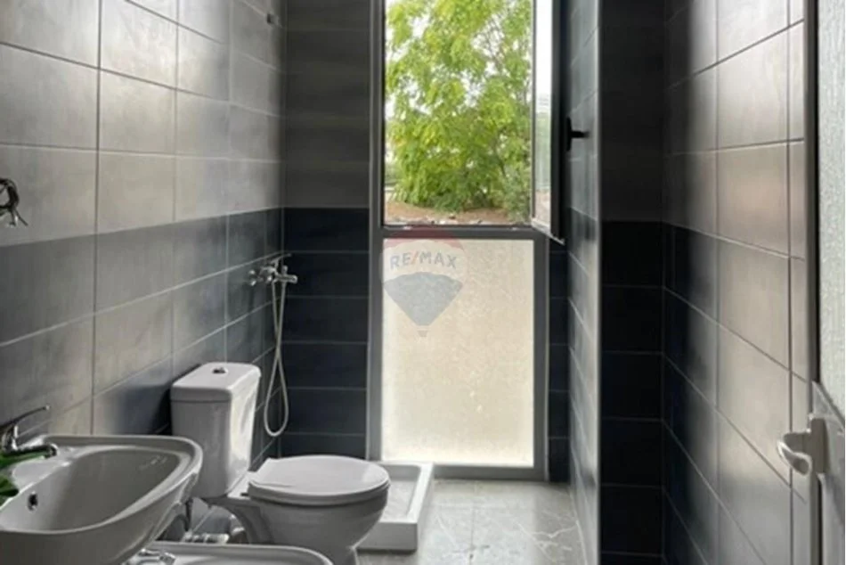 Tirane, jepet me qera apartament 2+1 Kati 1, 88 m² 430 € (Apartament - Për Qira - Rruga 5 Maji, Tiranë)