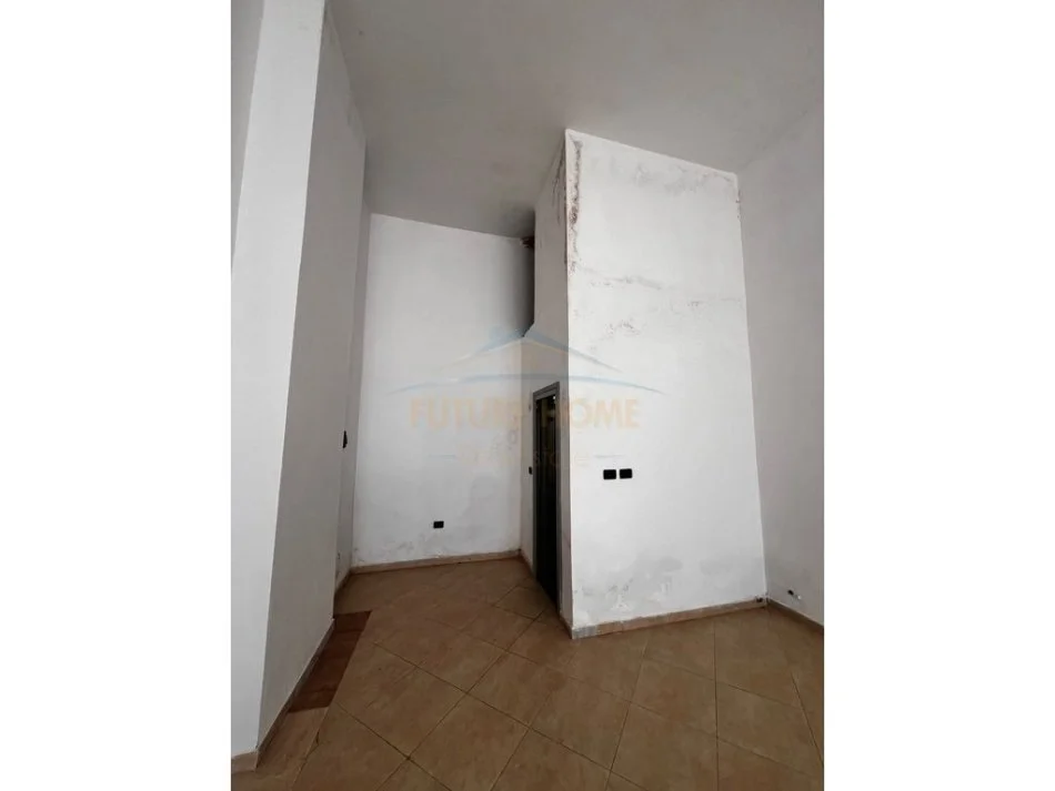 Durres, jepet me qera ambjent biznesi Kati 0, 80 m² 300 € (Ish Urt, Durrës)