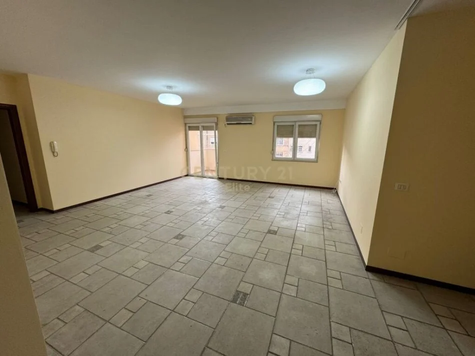 Tirane, jepet me qera apartament 1+1 Kati 3, 108 m² 1.000 € 