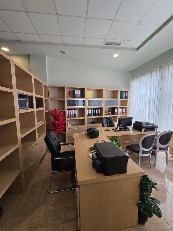 Tirane, jepet me qera ambjent biznesi Kati 3, 47 m² 700 € (Ambasador 2)