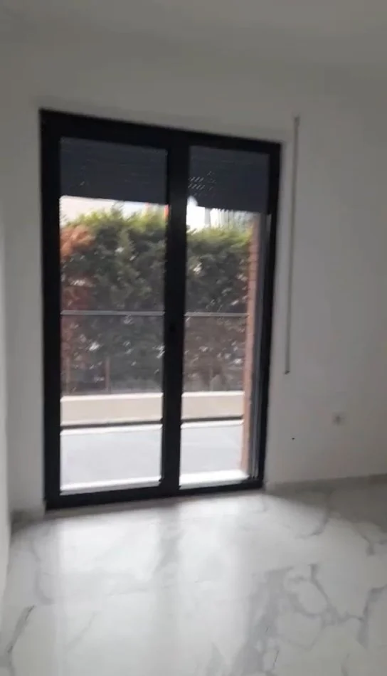 Tirane, jepet me qera apartament 1+1+Ballkon Kati 2, 60 m² 400 € (rruga Xhanfize keko)