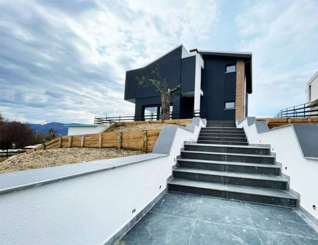 Tirane, shes Vile 2 Katshe Kati 0, 498 m² 800.000 Euro (NË DAIAS, NË PERIFERI TË TIRANES)