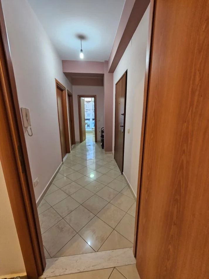 Tirane, jepet me qera apartament 2+1+Ballkon Kati 3, 90 m² 450 € (Rruga eduart mano)