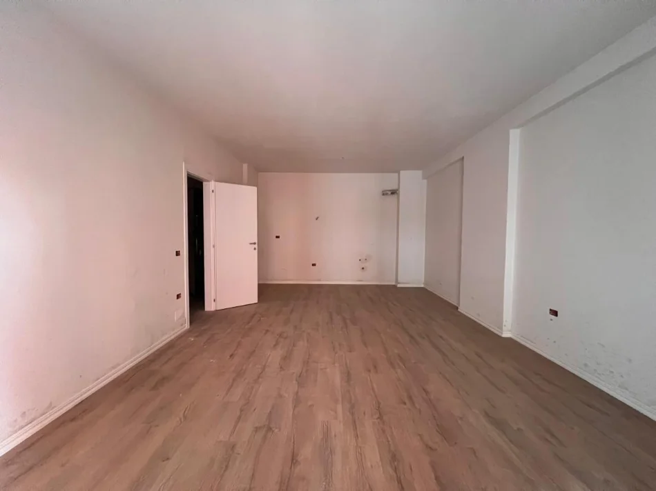 Tirane, shitet apartament 1+1+Ballkon Kati 2, 110.000 € (Rruga 3 Dëshmorët)