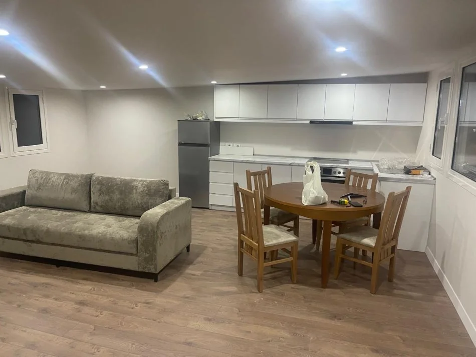 Tirane, jepet me qera apartament 1+1 Kati 4, 75 m² 400 € (Rruga Siri Kodra)