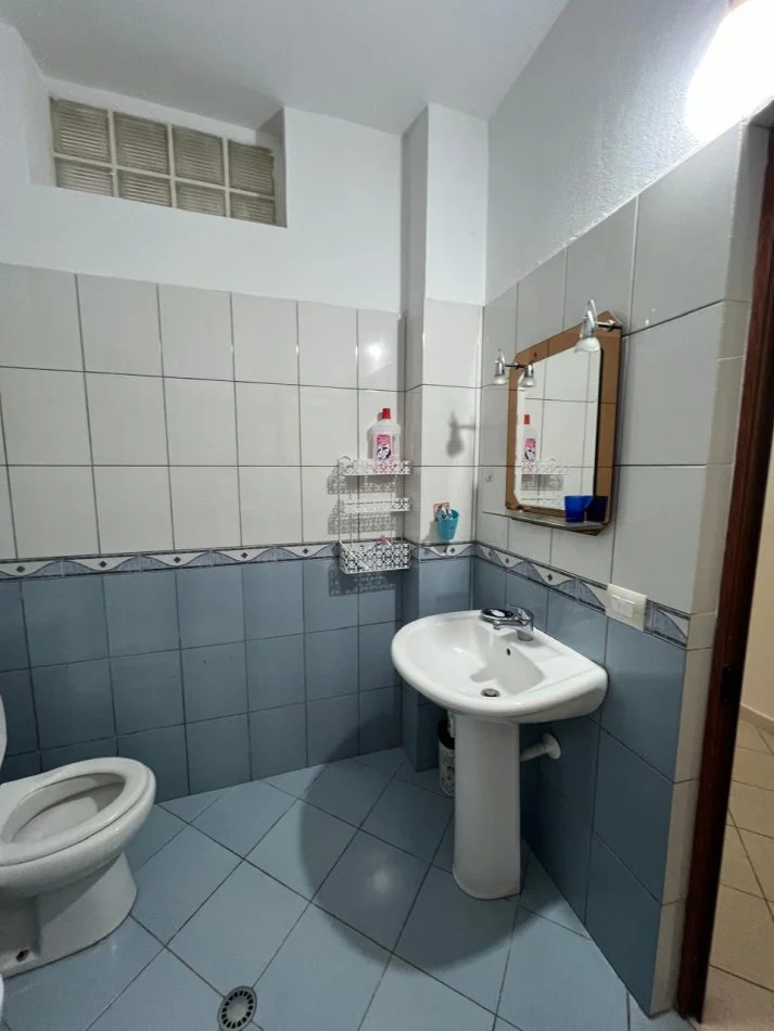 Durres, jepet me qera apartament 1+1 Kati 8, 300 € (TEK TRREGU I MADH)