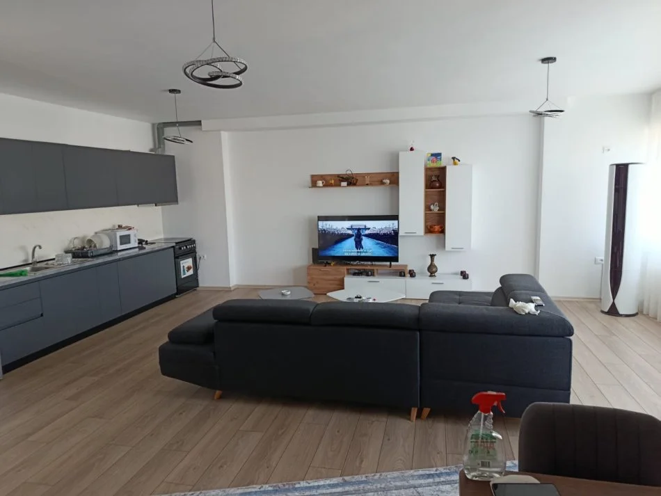 Pogradec, shitet apartament 1+1+Ballkon Kati 8, 190 m² 270.000 € (Liqeni i Pogradecit)