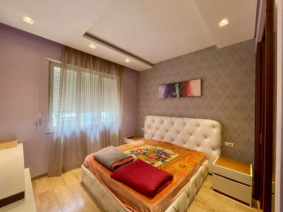 Tirane, jepet me qera apartament 3+1+Ballkon Kati 1, 138 m² 900 € (STACIONI I TRENIT)
