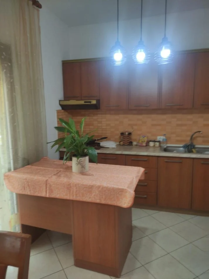 Tirane, jepet me qera apartament 2+1+Aneks+Ballkon Kati 3, 90 m² 600 € (Selvia)