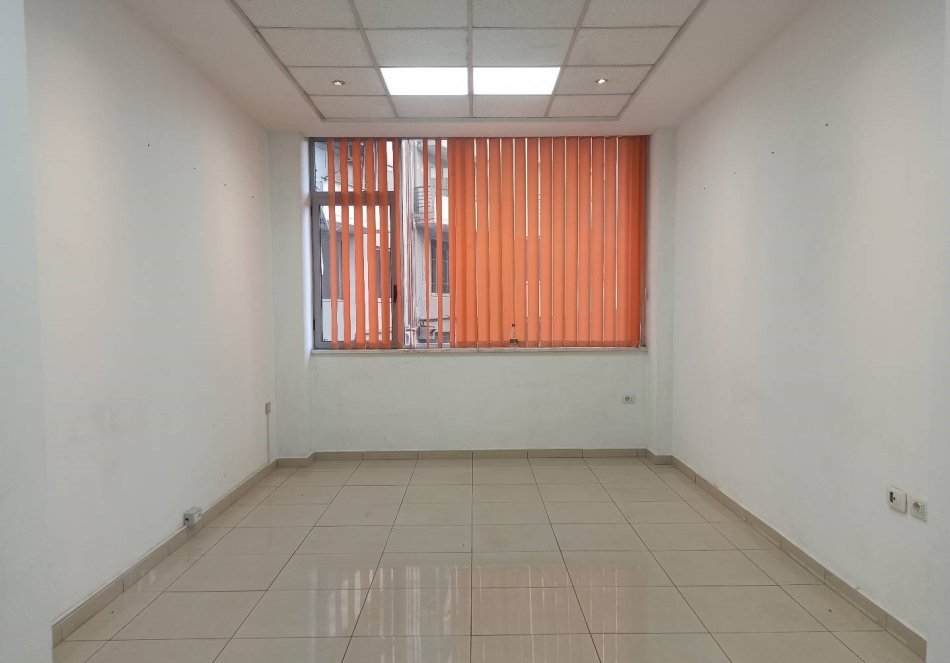 Tirane, jepet me qera ambjent biznesi Kati 2, 28 m² 300 € (Rruga e Dibres)