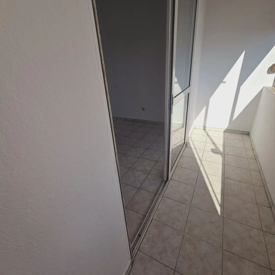 Tirane, shitet apartament 2+1+Aneks+Ballkon Kati 4, 93 m² 135.000 € (Bulevardi Zhan Dark)