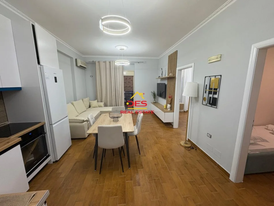 Vlore, jepet me qera apartament 2+1+Ballkon Kati 2, 90 m² 400 € (Rruga Hajredin Haxhiraj)