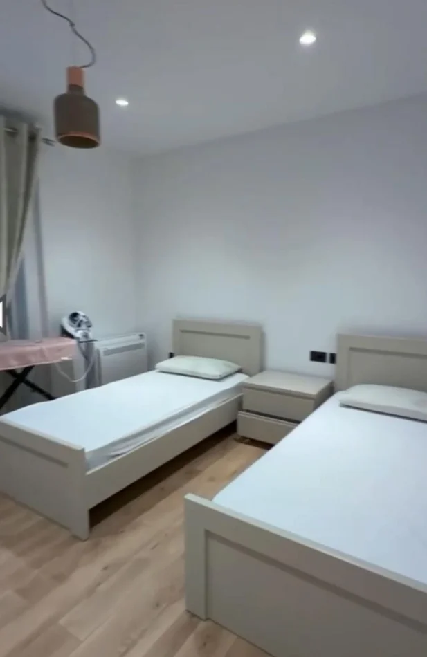 Tirane, jepet me qera apartament 3+1/ 2 poste parkimi  Kati 5, 108 m² 1.100 € (Fresku)