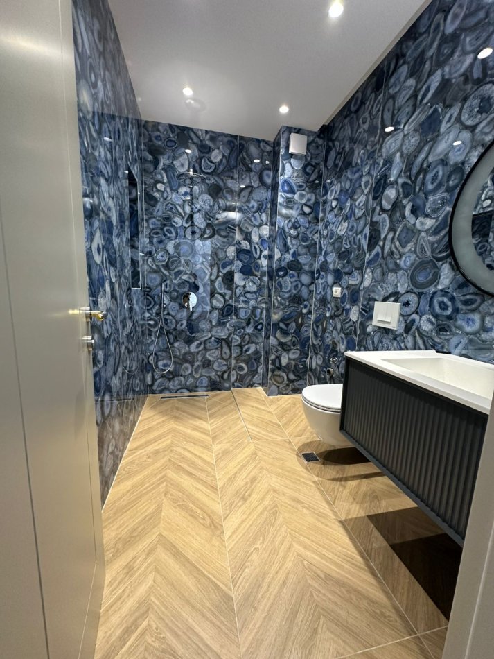 Tirane, jepet me qera 2+1+Ballkon Kati 3, 92 m² 800 € (Shkolla Kuqe)