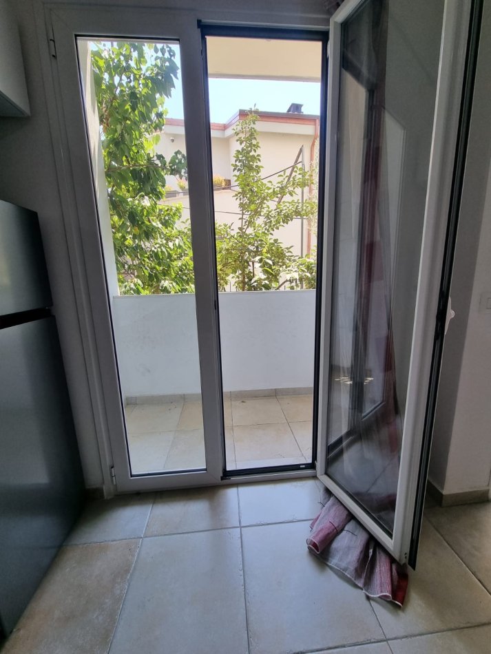 Tirane, jepet me qera apartament 1+1 Kati 0, 40 m² 370 € (Vilat Amerikane, rruga 3 Vellezerit Kondi)