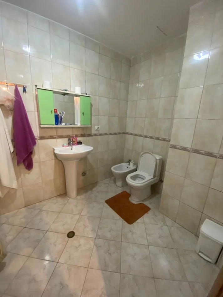 Tirane, jepet me qera apartament 2+1+Ballkon Kati 4, 400 m² 400 € (rruga 5 Maj)