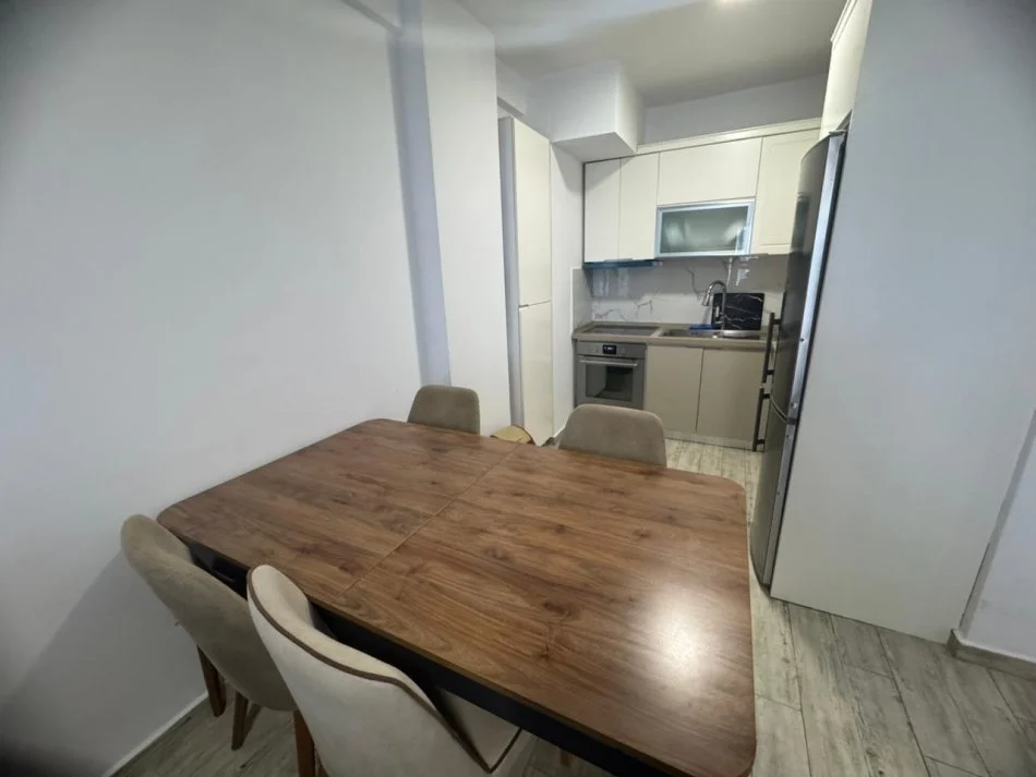 Tirane, jepet me qera apartament 1+1+Ballkon Kati 5, 70 m² 600 € (zona 5 Maj)