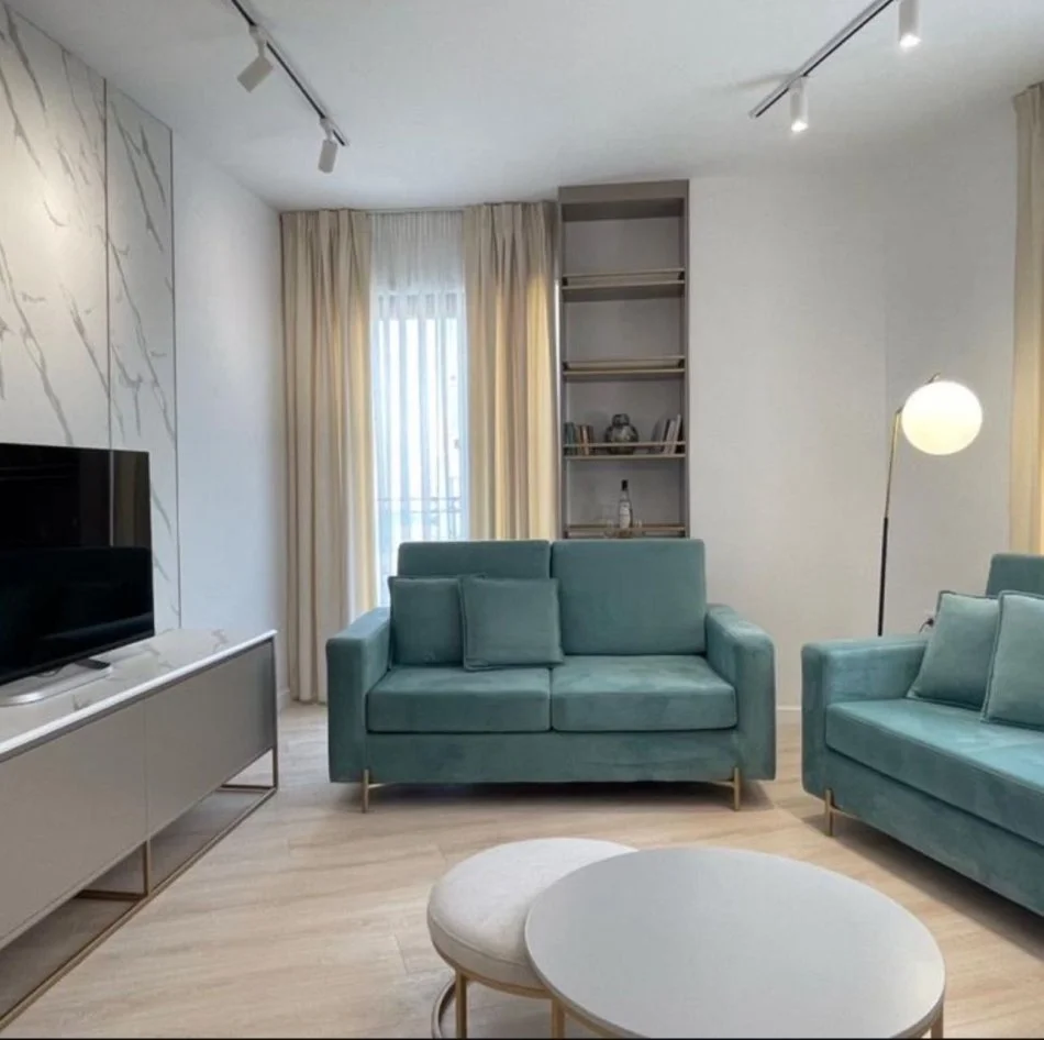 jepet me qera apartament Kati 8, 800 € (Bulevardi Zogu i Pare)