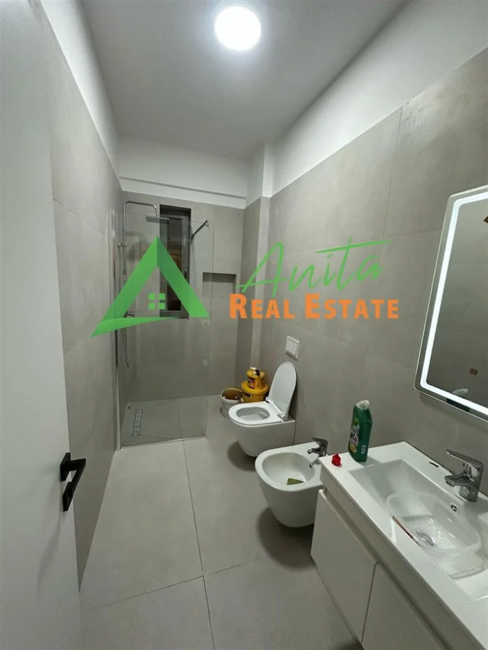 Tirane, jepet me qera apartament 1+1+Ballkon Kati 1, 75 m² 550 € (Fusha Aviacionit, i pa banuar me pare)