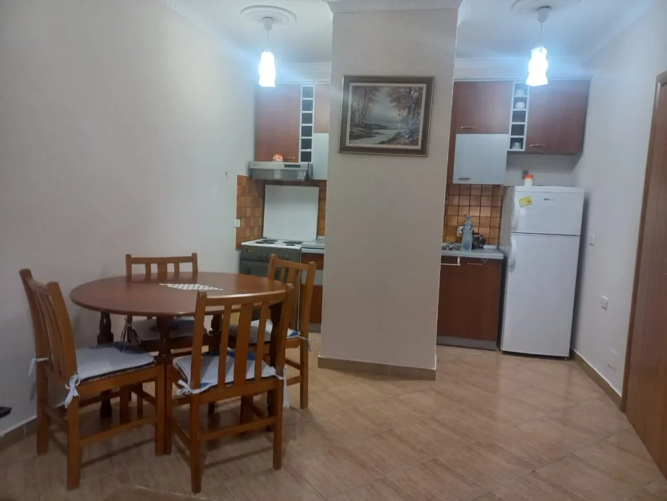 Tirane, jepet me qera apartament 2+1+Aneks+Ballkon Kati 4, 105 m² 700 € (qender)