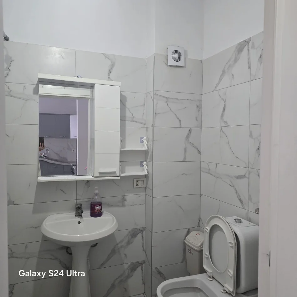 Tirane, jepet me qera apartament 1+1 Kati 2, 65 m² 40.000 Lek (Bar Sorriso ne Astir)