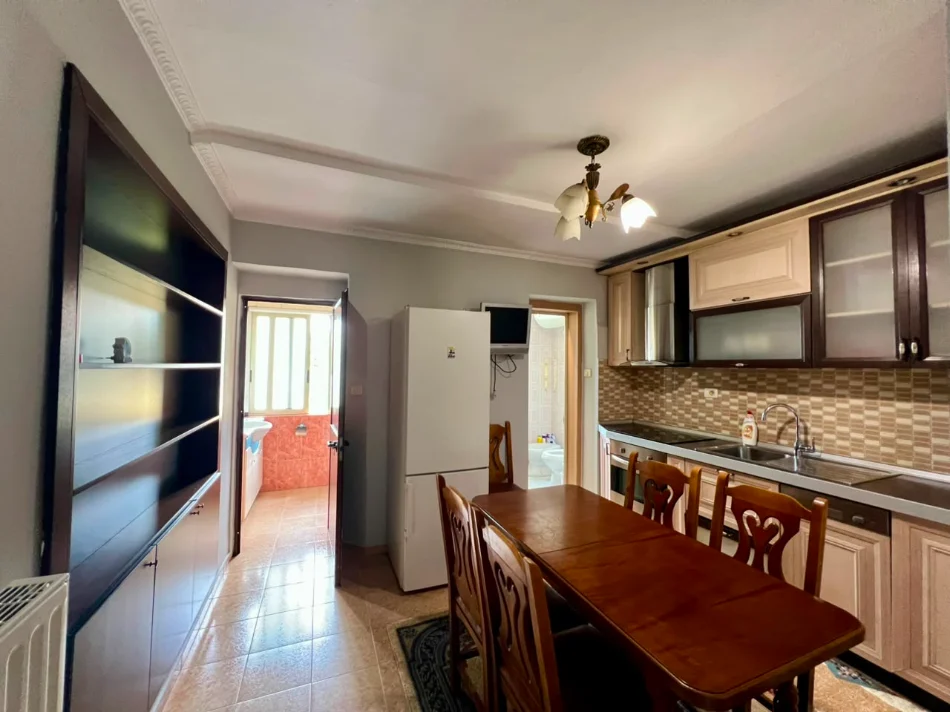 Tirane, jepet me qera apartament 2+1 Kati 4, 85 m² 700 € (Pazari i ri)