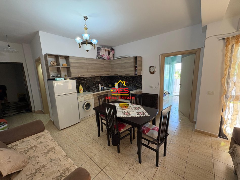 Vlore, jepet me qera apartament 1+1+Ballkon Kati 5, 70 m² 450 € (Rruga Dhimitër Konomi)